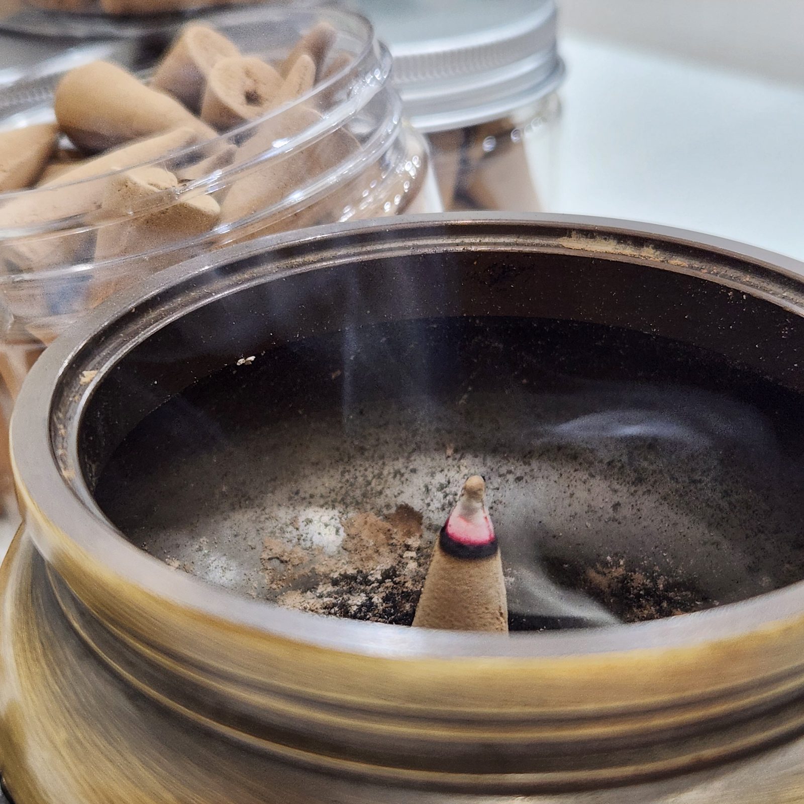 Nụ trầm Kim Li&ecirc;n khi đang ch&aacute;y