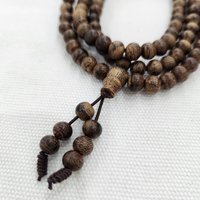 Vòng tay trầm hương 108 hạt 6 mm – trầm hương Việt Nam dạng “banh” từ Tiên Lãnh và Tiên Ngọc, thanh gọn và phù hợp với cổ tay nữ photo 2