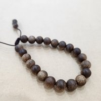 Vòng tay trầm hương 21 hạt 8 mm – trầm kiến rừng Hà Tĩnh, hương dịu nhẹ và ý nghĩa chữ Sinh photo 4