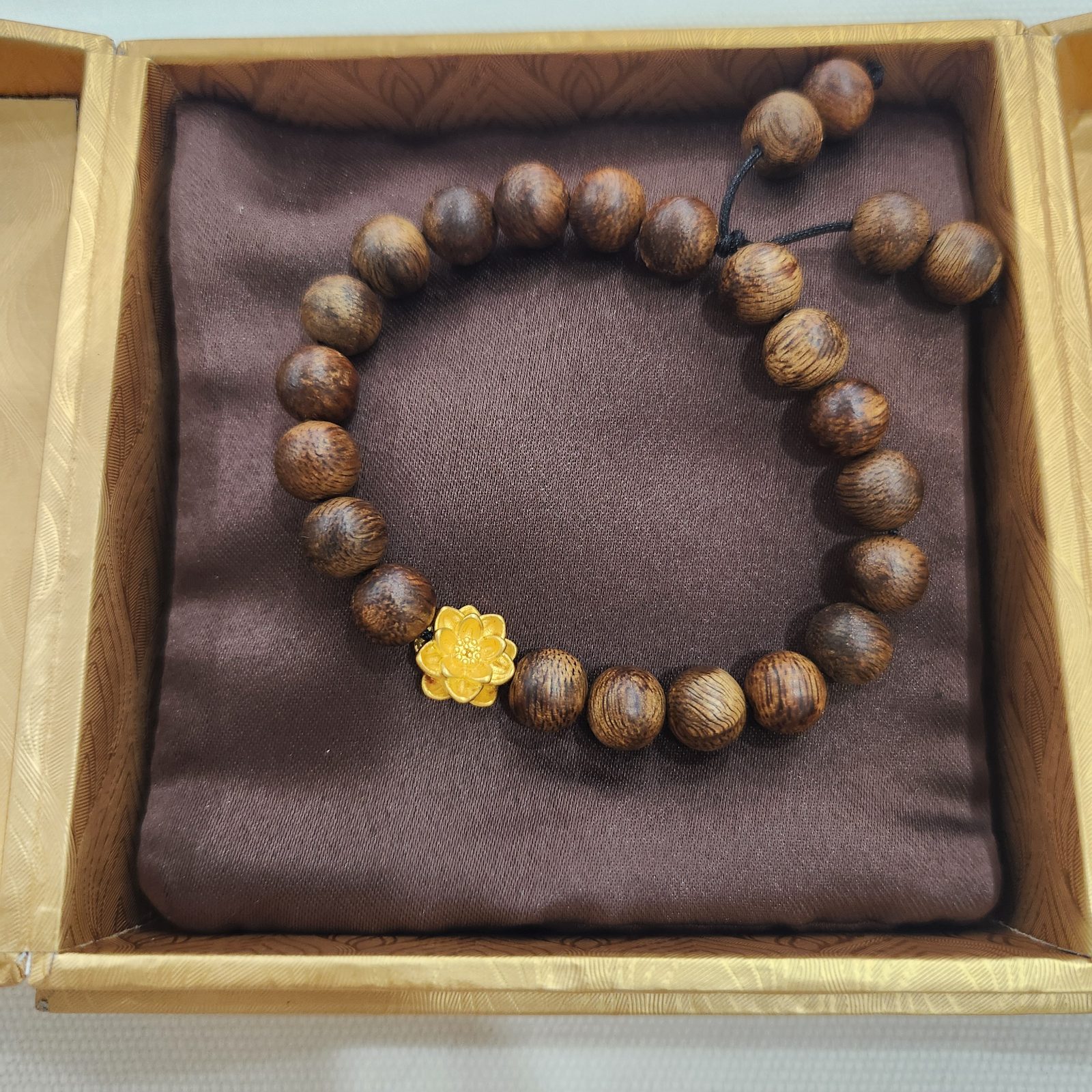 V&ograve;ng tay trầm hương 21 hạt nữ phối charm sen v&agrave;ng 24K